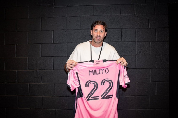 迭戈-米利托现场观看迈阿密国际比赛，获赠迈阿密22号球衣